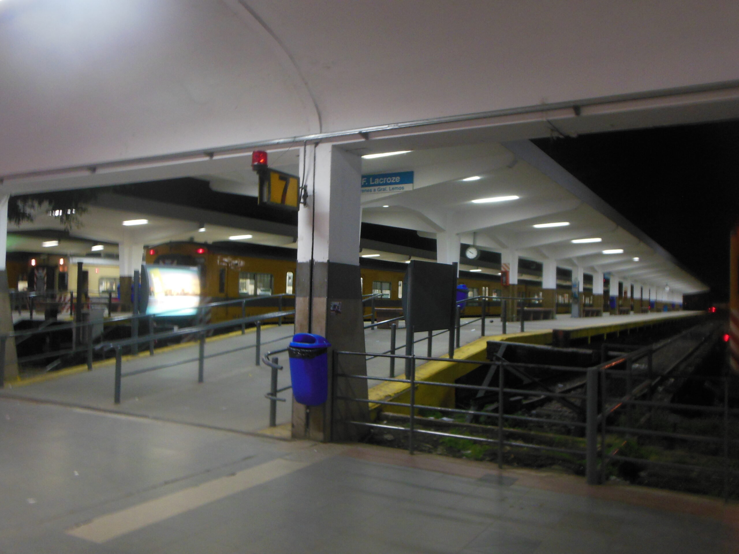 Andenes de la estación Federico Lacroze, cabecera de la Línea Urquiza, Buenos Aires